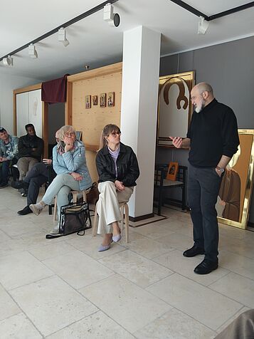 Studierende im Atelier von Ikonenmaler Vater Razvan Gasca (rumänisch-orthodox) im Gespräch mit dem Künstler