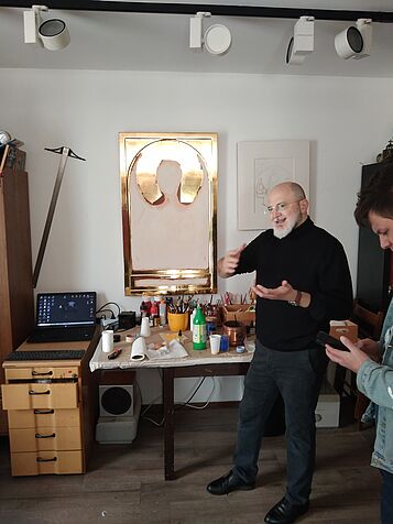 Vater Gasca erklärt die Technik der Vergoldung des Hintergrundes an einer gerade in Arbeit befindlichen Ikone