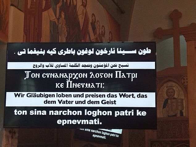 Elektronische Anzeige des koptischen Liturgietextes in vier Sprachen gleichzeitig 