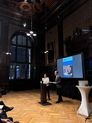 Thomas Németh bei der Eröffnung des Symposiums im Senatssaal, daneben Michaela Sohn-Kronthaler