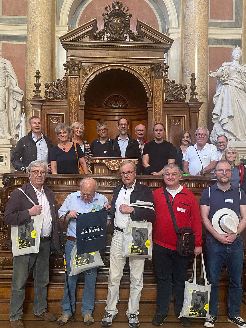 Gruppenbild auf einer Stiege im Hauptgebäude der Uni Wien