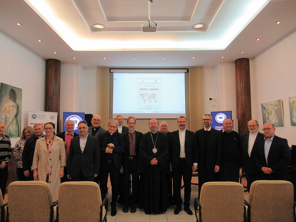 Gruppenbild im Sall des Symposions "Theologie und Grenzen" an der griechisch-katholischen Fakultät in Cluj (Rumänien)