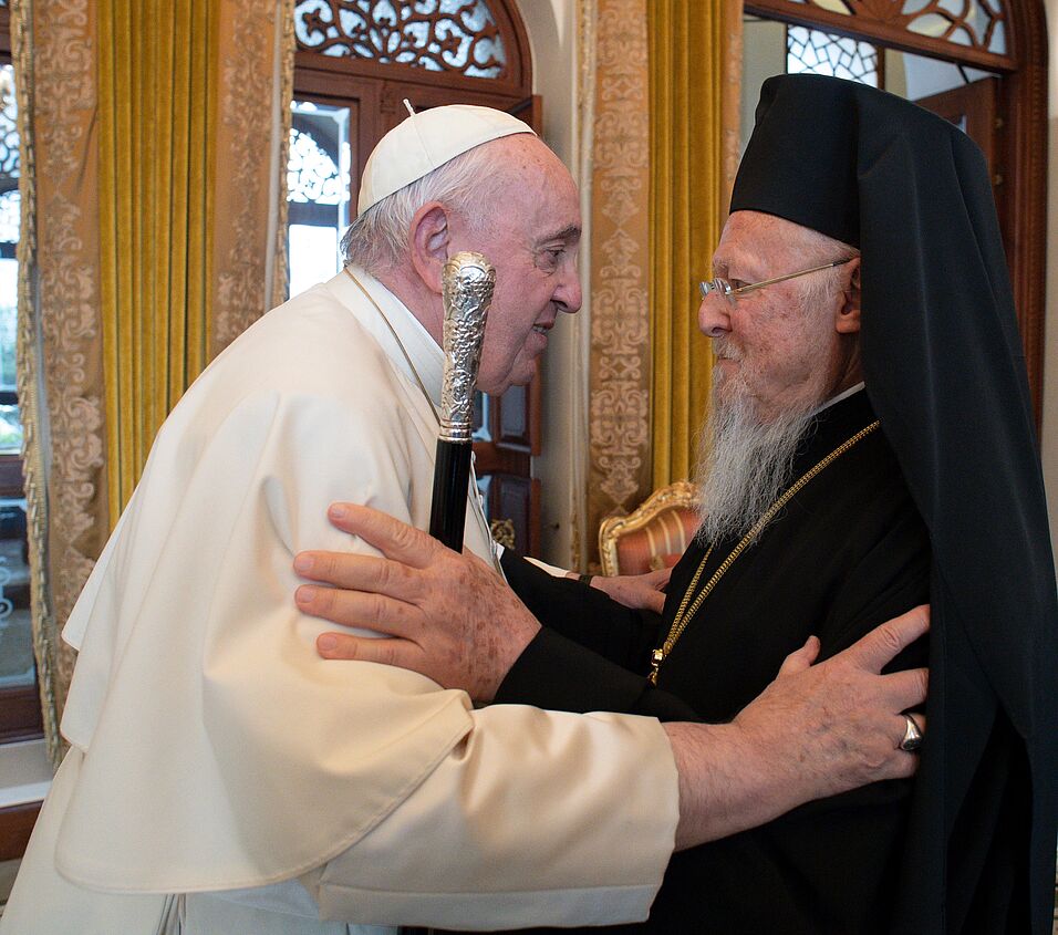 Papst Franziskus und Patriarch Bartholomäus begrüßen sich