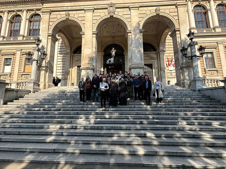 Gruppenbild auf der Hauptstiege vor der Universität