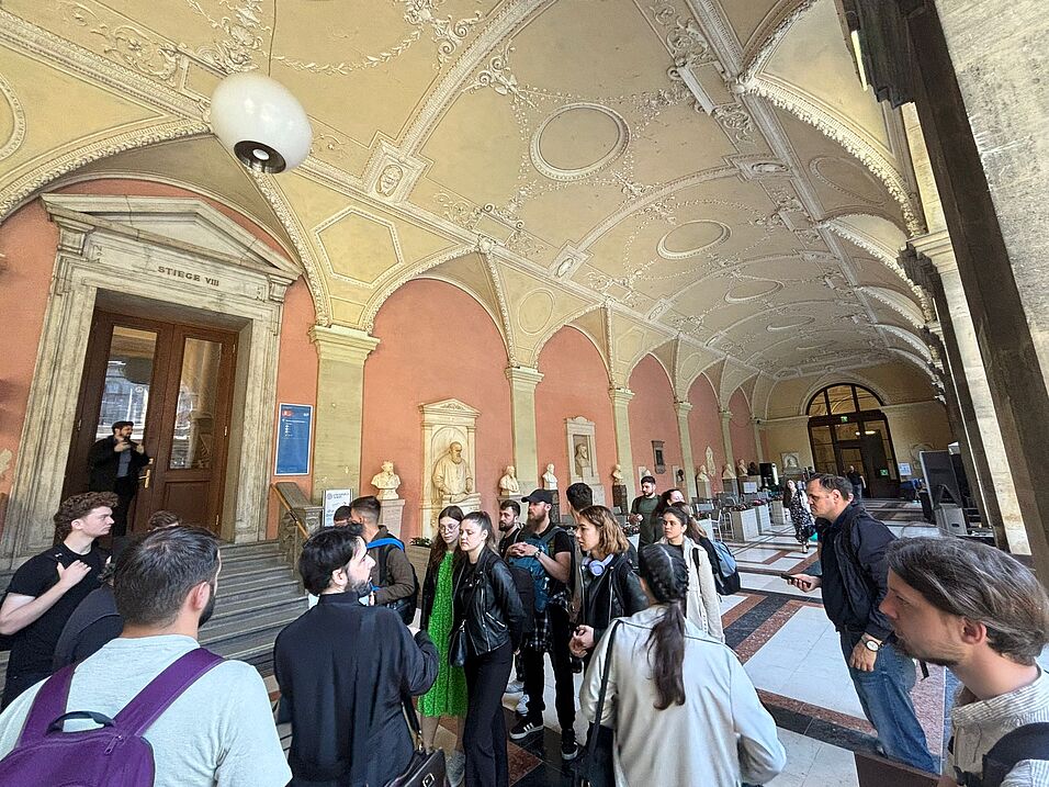 Gruppe aus Iasi im Arkadenhof der Uni Wien mit Prof. Moga