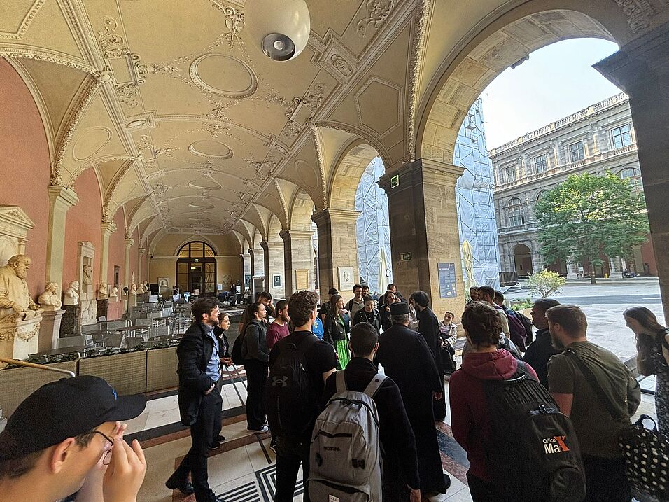 Gruppe im Arkadenhof der Uni Wien