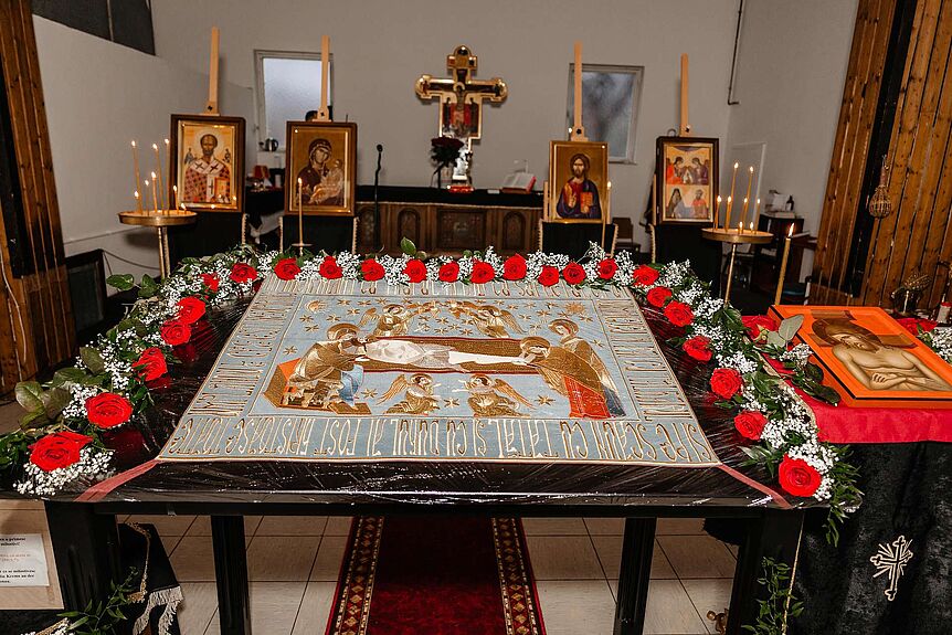 Foto vom Tisch mit Epitaphion geschmückt mit roten Rosen in der rumänisch-orthoxen Pfarre Krems