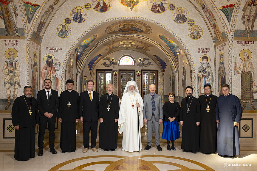 Gruppenbild einer TN der internationalen Fachtagung "The Beginnings of Christianity in Romania" mit dem rumänisch orhtodoxen  Patriarchen Daniel