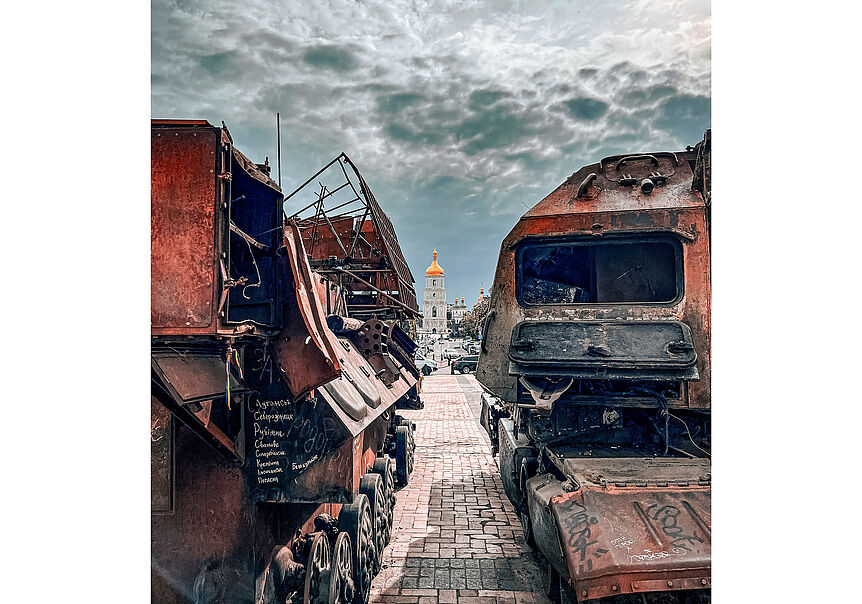 zwei zerstörte russische Panzer vor der Marienkirche in Kiev