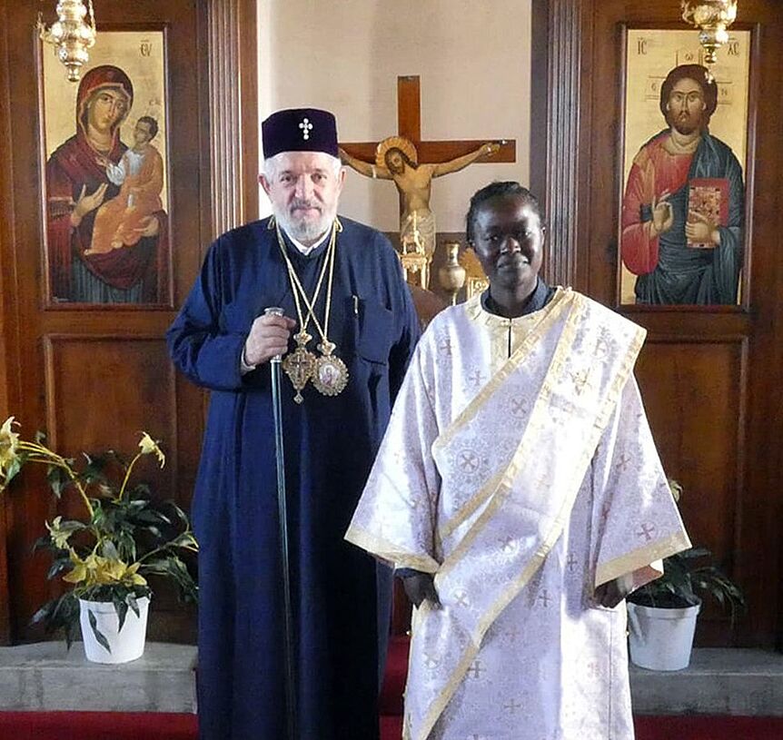 Erzbischof Serafim und die neu geweihte Diakonin vor der Ikonostase